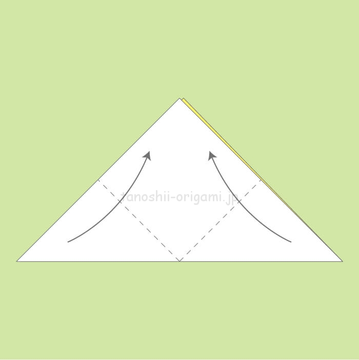 1_三角に折り、頂点を合わせるように上に折る