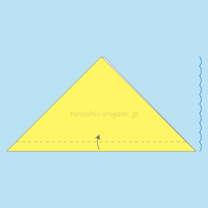 三角に折り、1-10くらいの幅で手前に折る