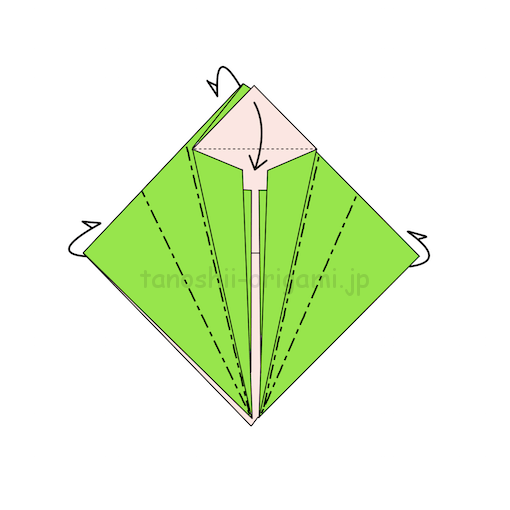 10.反対側も同じように真ん中に合わせて半分に折るのを2回繰り返す。上の三角の部分を下に折る。-2