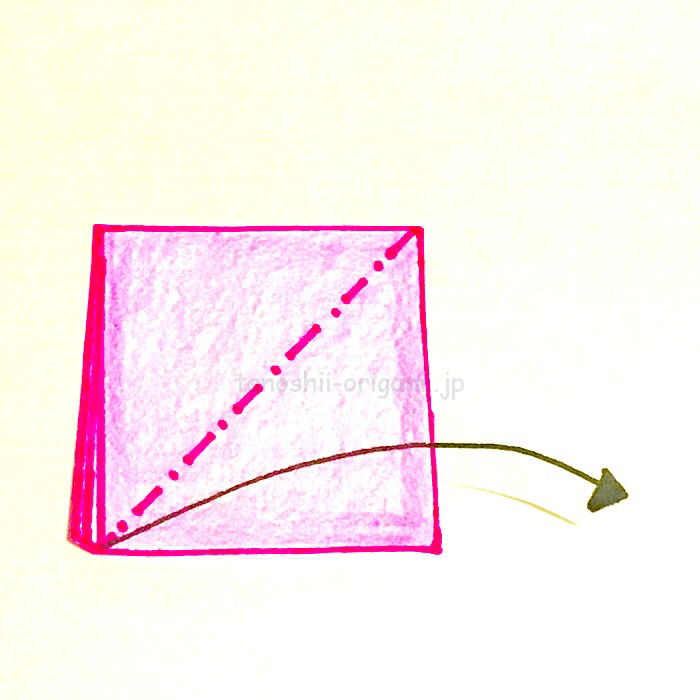 3.折り紙を開いて三角に折る
