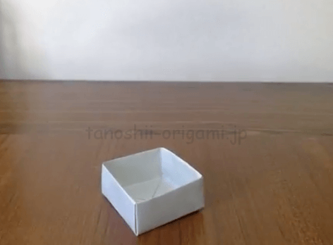 折り紙の四角形の箱