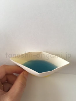 紙コップに青色の水を入れたところ-2