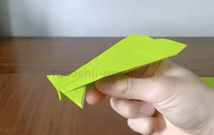 折り紙の飛行機 滞空時間が長くてよく飛ぶ 簡単なイカ飛行機の折り方を紹介 たのしい折り紙