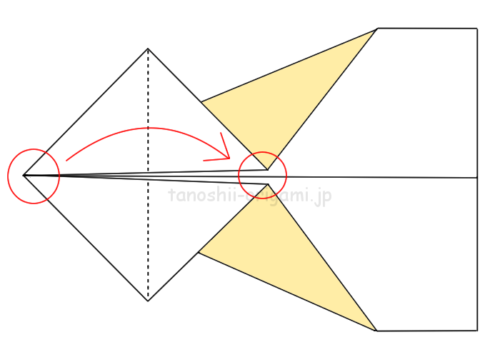 7.赤い丸が重なるように四角の対角線で半分に折る。