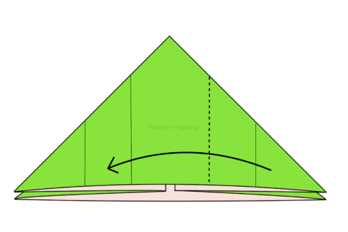 8.右側の1つの折り線に合わせて左側に向けて折る
