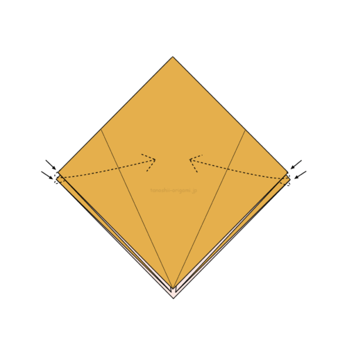 8.折り線に合わせて両端が内側に隠れるように折る