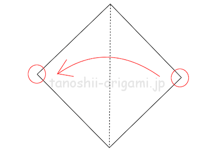 1.赤い丸が重なるように折り紙を半分に折る