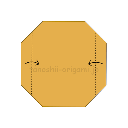 2.折り紙を裏返して、両端から1つ目の折り線に合わせて折る。