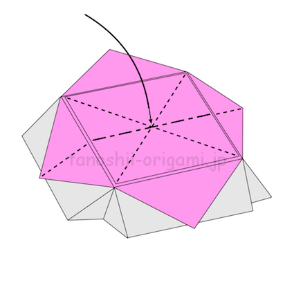 8.中心を下に凹ませるように折りながら、折り線に合わせてたたむ (2)