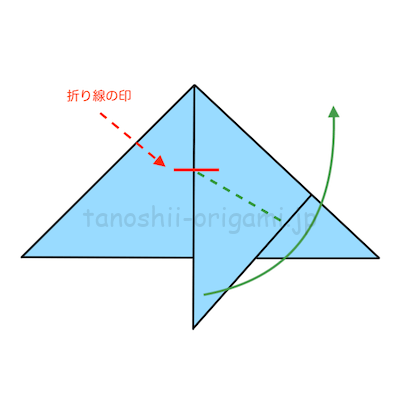 10.下を向いている角を折り線の印のところに合わせて斜めに折る。