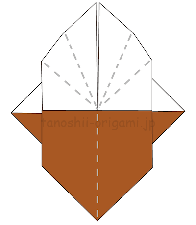 14.折り線を頼りに、三角の部分を中に入れて折る。
