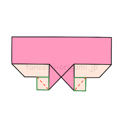 8.点線のところで三角に折ります。