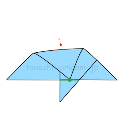 9.上の角を下の線に合わせて、真ん中に軽く折り線をつける。