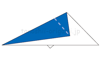 9.また三角に折った角を谷折りして折り線をつける。この時、中心の線から1cmほど離して折る。