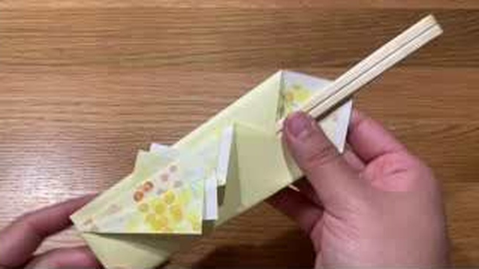 できあがった箸袋を手に持ち、お箸を差し込んでいる様子