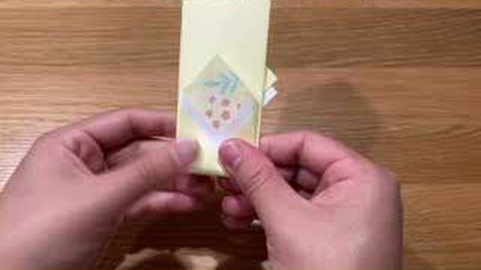 細長い形のまん中に、花柄のひし形が出ている様子