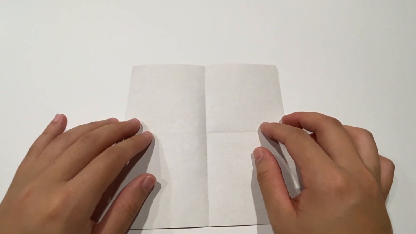 開いた白い面に十字の折り目がついたところ
