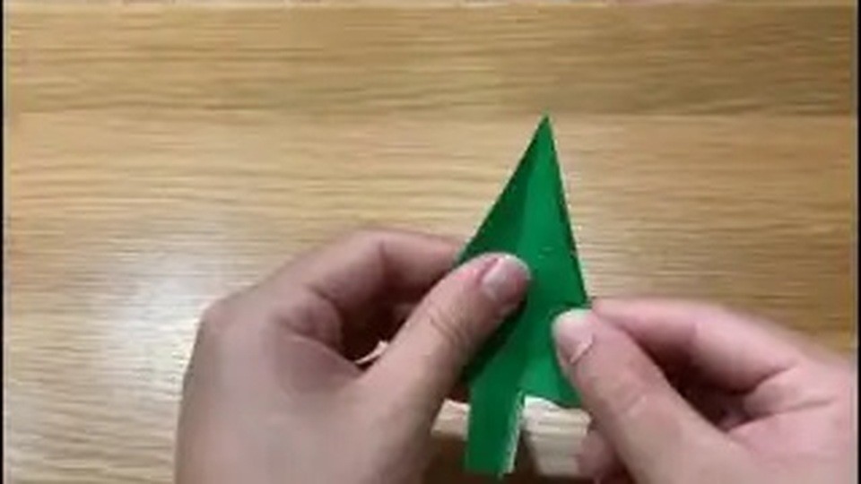 ふちがぎざぎざに切れた、緑の木の形