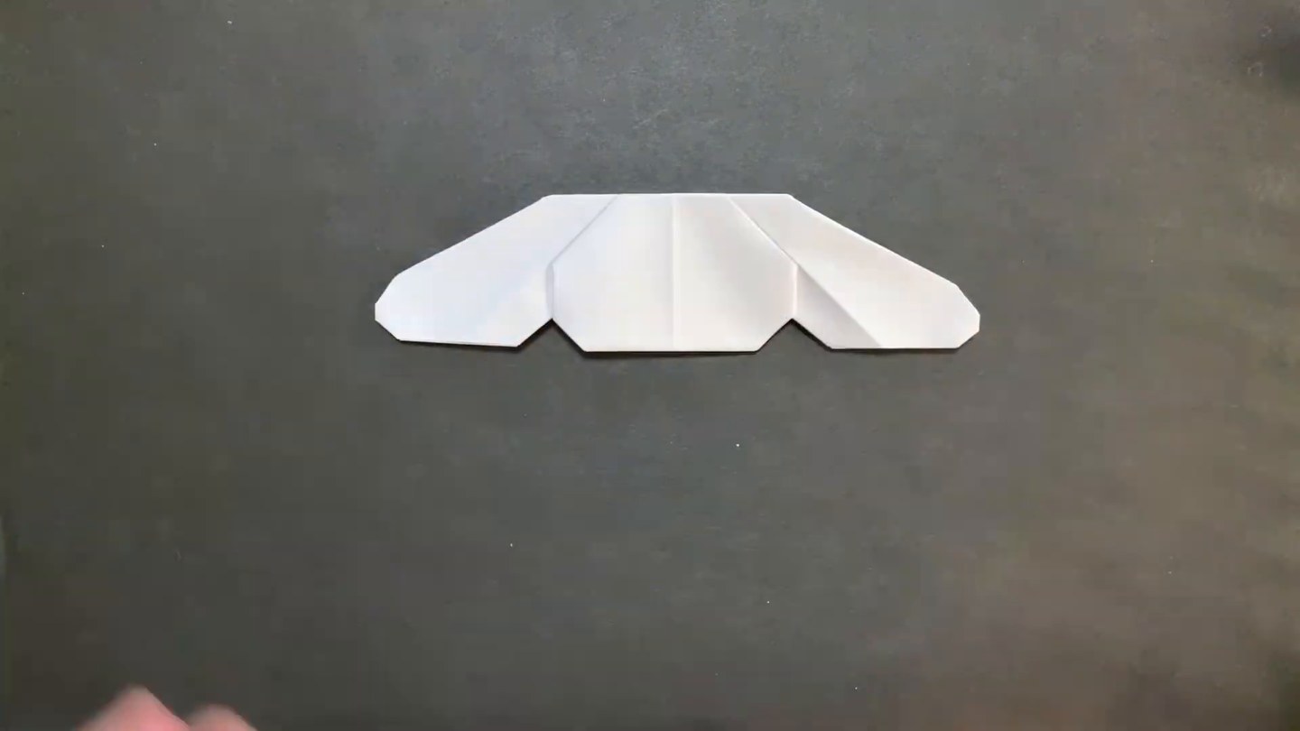 折り終えて、顔を描く前の横長の形